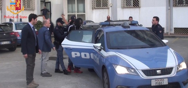 Sequestra e violenta per 15 giorni una donna inglese conosciuta su facebook, arrestato