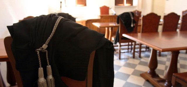Favorì amici, magistrato ai domiciliari