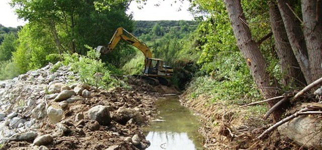 Sbarramento nel fiume Beltrame per uso privato dell'acqua scoperto dai carabinieri della Forestale