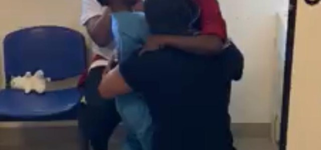 Dopo 5 mesi si rincontrano al Cara di Isola Capo Rizzuto (VIDEO)