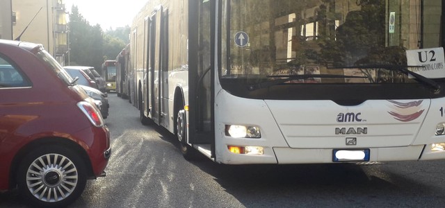 Flash - Catanzaro, autobus bloccati a causa di un'auto in sosta: traffico in tilt