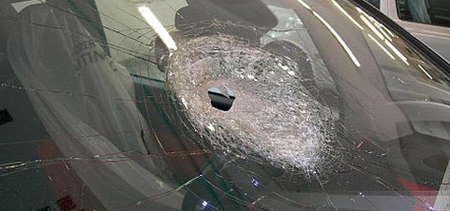 Sasso colpisce auto con 5 persone, donna muore per choc