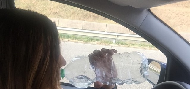 Senza bere acqua al volante errori come sotto effetto alcol