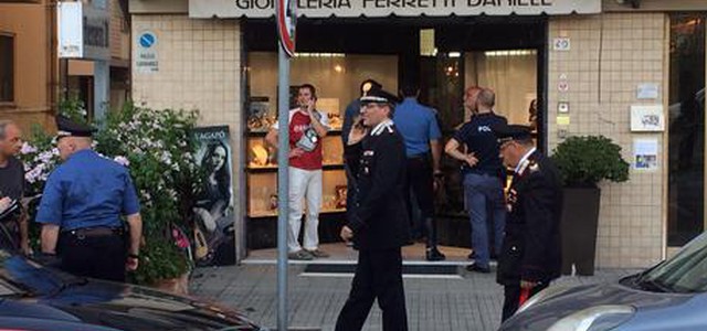 Pisa: gioielliere reagisce a rapina, muore bandito