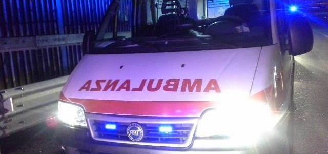 Catanzaro, auto si schianta contro un palo: morto sul colpo il conducente
