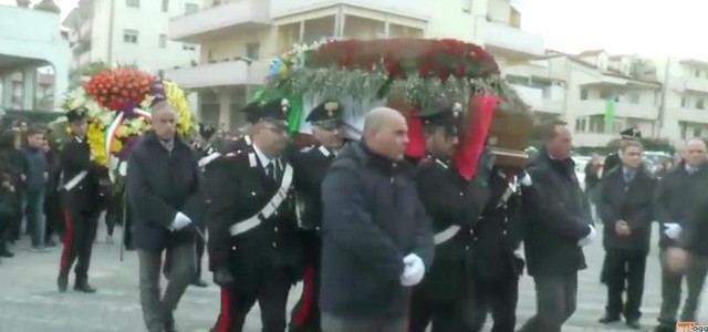 Carabiniere muore dopo incidente sulla statale 106: a Davoli i funerali (VIDEO)