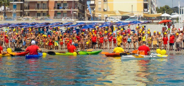 Tuffo collettivo a Catanzaro: tra allegria e divertimento un'onda anomala di riscatto