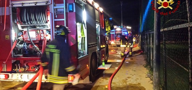 In fiamme un escavatore a Ionadi