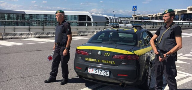 Bloccato dalla Guardia di Finanza con 150 kg di marijuana e hascisc. Corriere finisce in manette