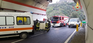 Auto si ribalta ad ingresso galleria a Catanzaro