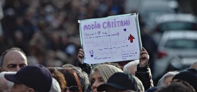 Astori, l'abbraccio della folla a Coverciano