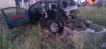 Scontro tra due auto, due feriti