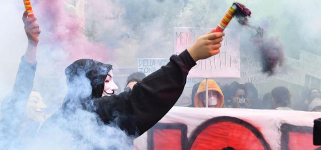 G7 Torino, petardi e fumogeni contro forze dell'ordine