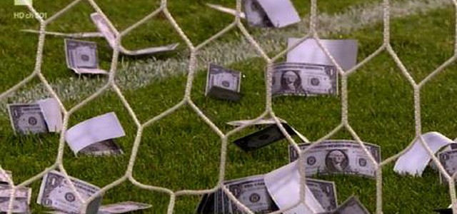 Striscione 'Dollarumma' e soldi finti contro il portiere del Milan