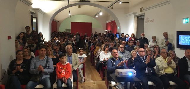 Complesso San Giovanni gremito proiezione per anteprima film "Rotella fuori posto"