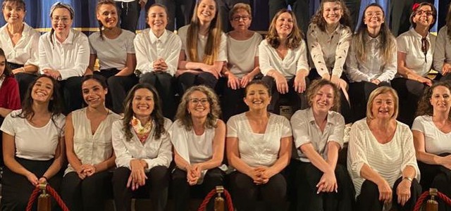 Gli allievi del “Teatro Lab – due ore fuori dal mondo” chiudono in bellezza l’anno formativo con un saggio colorato e divertente al Teatro Comunale, appuntamento al prossimo anno con tante novità