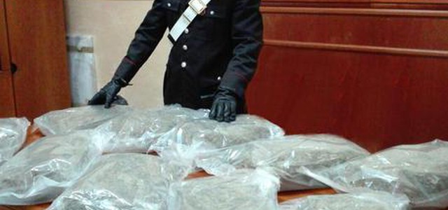In auto con 11 kg di marijuana, arrestato