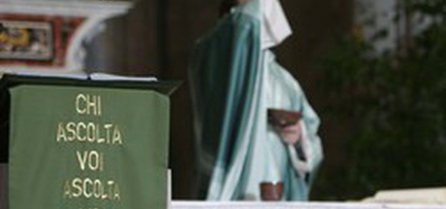 Candeggina in ampolla per omelia, malore sacerdote