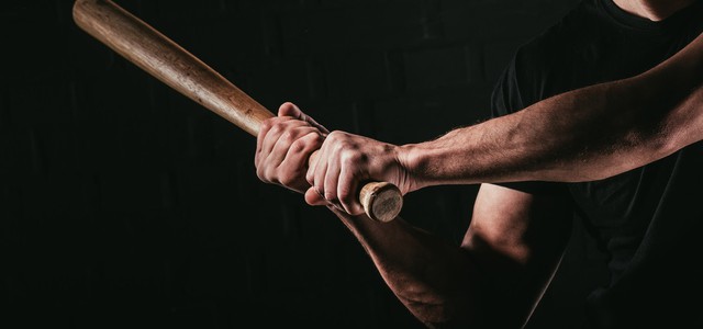 Aggredisce vicino di casa con mazza da baseball, denunciato