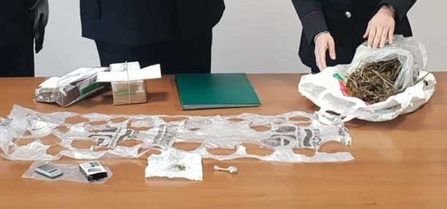 Gli notificano atto ma trovano marijuana, arrestato