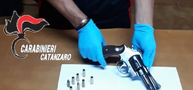 Sorpreso in auto con pistola e munizioni, arrestato 50enne nel Catanzarese