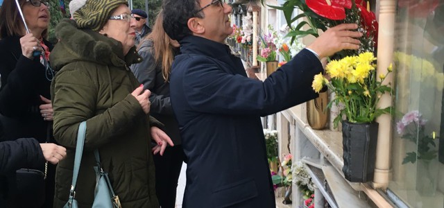 Il ricordo di Aldo Ferrara: Abramo depone fiori sulla sua tomba