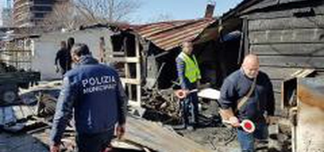 Incendio nel campo rom di via Reggio Calabria, tempestivi gli interventi del Comune