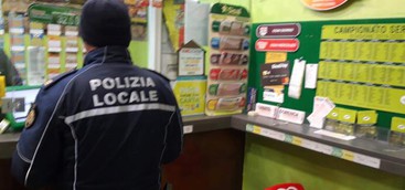 Coronavirus, controlli della polizia locale nelle attività commerciali a Catanzaro