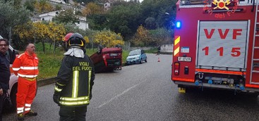 Auto si ribalta nel Catanzarese, ferita una donna