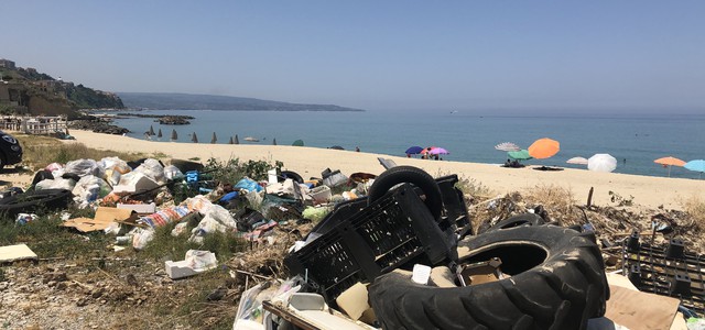 Balneazione: Dipartimento Arpacal di Vibo sollecita i Comuni a reprimere l'abbandono di rifiuti sull'arenile
