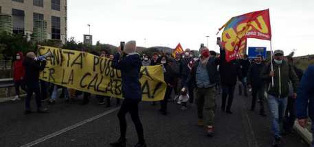 Calabria: Boccia a Catanzaro, proteste a Cittadella regione