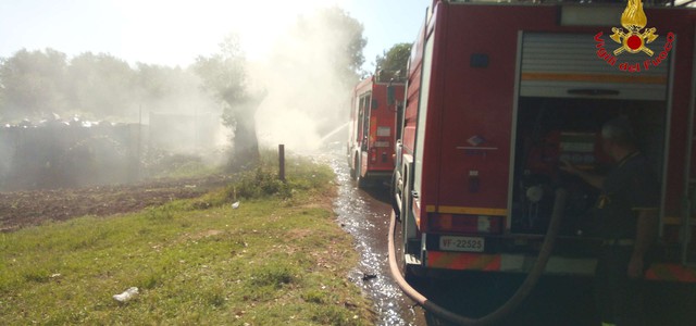 In fiamme materiale depositato nei pressi dell’accesso dell’isola ecologica