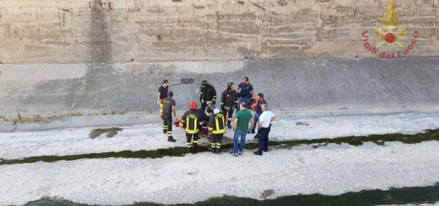 Donna si lancia da un ponte, trovata ancora viva