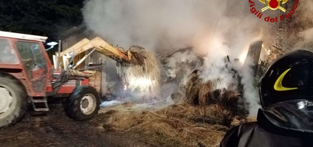 Incendio in deposito di fieno nel Vibonese, intervento dei vigili del fuoco (FOTO)