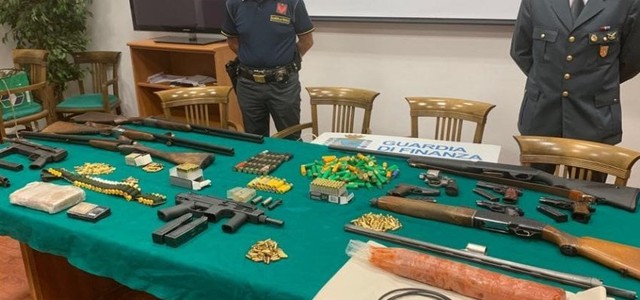 In garage panetto di cocaina con simboli massonici, armi ed esplosivo: un arresto