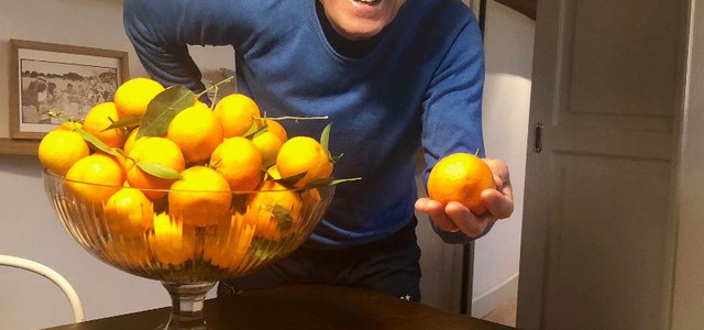 Gianni Morandi telefona e posa con le clementine di Corigliano Rossano