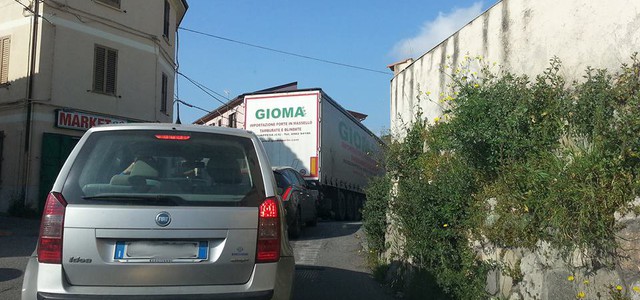 No del comitato di quartiere di rione Samà all’invasione di autobus