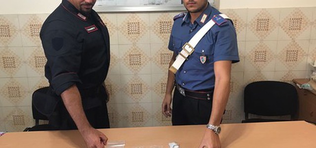 Nascondeva droga in casa e auto, arresto