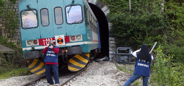 Estintore su binari, treno costretto allo stop