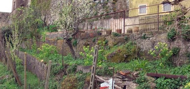 Neonato sepolto in giardino, rintracciata la madre