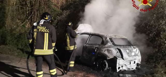 Auto in transito va in fiamme nel Vibonese, illeso conducente (FOTO)