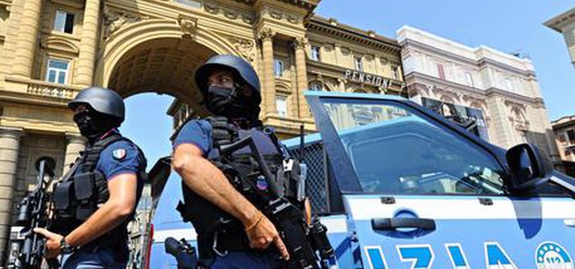 Sicurezza, Minniti: "Possibile daspo urbano". Più potere ai sindaci