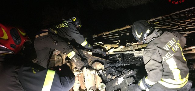 Incendio in abitazione, danni a tetto