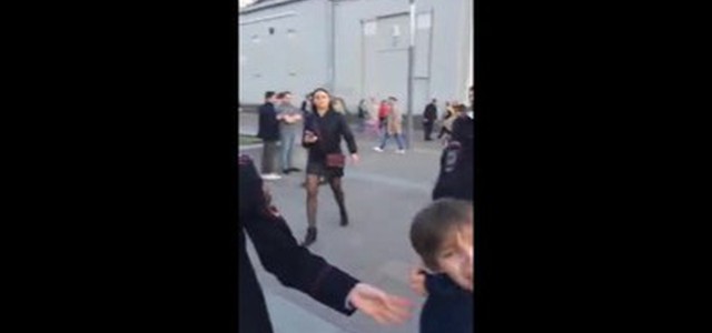 Recitava Shakespeare, polizia russa trascina via un bambino