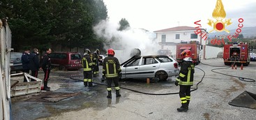 A fuoco due auto in parcheggio privato. Nessun danno alle persone (FOTO)