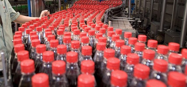 Coca-Cola rompe tradizione, arriva la prima bevanda alcolica