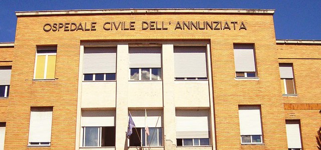 Muore dopo Tso, parenti e amici reagiscono: caos in ospedale a Cosenza