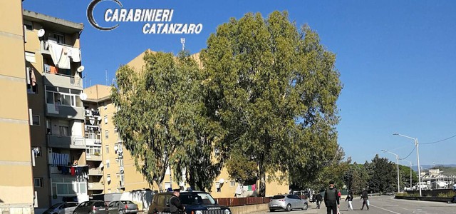 Violazione sorveglianza speciale ed indebito uso di carte di credito, un arresto e due denunce