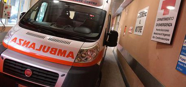 Bimba dimenticata in auto e morta, mamma indagata per omicidio colposo