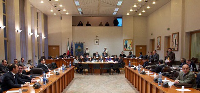 Emergenza criminalità a Cosenza: il Consiglio comunale approva un documento all'unanimità